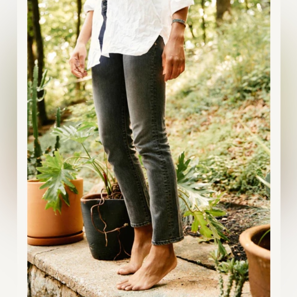 IMOGENE + WILLIE James Mid-rise Tapered Jean in Washed Black Size 27